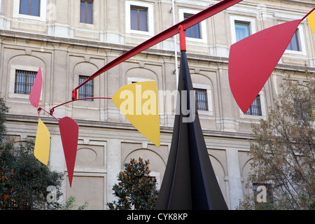 Große Metall stehende mobile Skulptur von Alexander Calder im Innenhof der Reina Sofia Museum für moderne Kunst, Madrid, Spanien Stockfoto