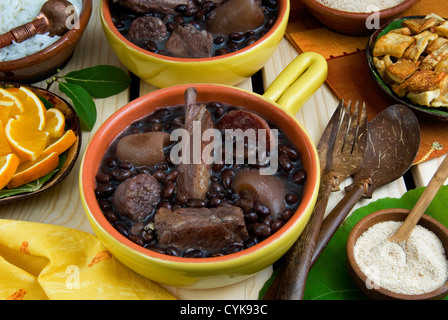 Feijoada (Eintopf aus Bohnen mit Rindfleisch und Schweinefleisch) mit Farofa (geröstetes Maniok-Mehl-Gemisch) Reis, Chicarrones, Brasilien Stockfoto