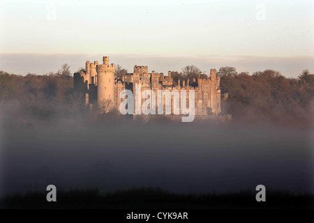 Arundel Castle in West Sussex abhebt und leuchtet im frühen Morgennebel nach der kältesten Nacht des Jahres. Stockfoto