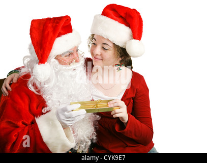 Mädchen auf Santa Claus Schoß, ein Weihnachtsgeschenk von ihm bekommen. Isoliert auf weiss. Stockfoto