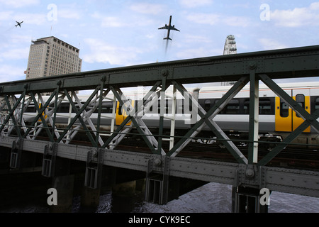 Zug und Flugzeug vorbei über eine Brücke in London Stadt Stockfoto