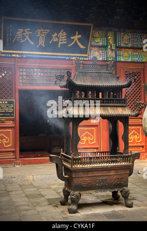 Räucherstäbchen Sie-Halter im chinesischen Tempel, Hong Luo, Beijing Stockfoto