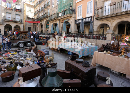 Ein Antiquitätenmarkt findet auf dem Hauptplatz Praza Maior Ourense.  Ourense, Galicien, Spanien. Stockfoto