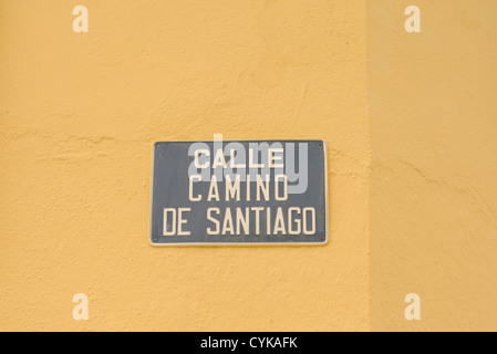 Straße Schild mit der Aufschrift "Calle Camino de Santiago" auf der Pilgerroute nach Santiago De Compostela. Herrerias, León, Galicien, Spanien Stockfoto