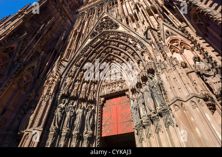 Straßburg, gotische Kathedrale Notre-Dame aus dem 14. Jahrhundert, Portal, Tympanon, Pfosten, Statuen, Elsass, Frankreich, Europa, Stockfoto