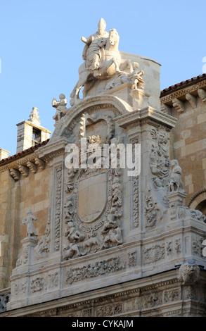 Dekoration über dem Haupteingang, Basilica de San Isidoro. Die Einrichtung umfasst eine Statue des Bischofs auf dem Pferderücken Stockfoto