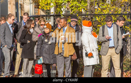 ARLINGTON, VIRGINIA, USA. 6. November 2012. Wähler Line-up Wahlrecht bei Präsidentschaftswahlen 2012. Stockfoto