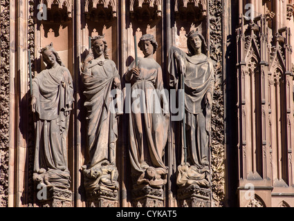 Straßburg, gotische Kathedrale Notre-Dame aus dem 14. Jahrhundert, Pfosten, Statuen der Tugenden vanquishing die Laster auf der linken Portal, Elsass, Frankreich, Europa, Stockfoto