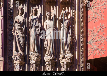 Straßburg, gotische Kathedrale Notre-Dame aus dem 14. Jahrhundert, Pfosten, Statuen der Tugenden vanquishing die Laster auf der linken Portal, Elsass, Frankreich, Europa, Stockfoto