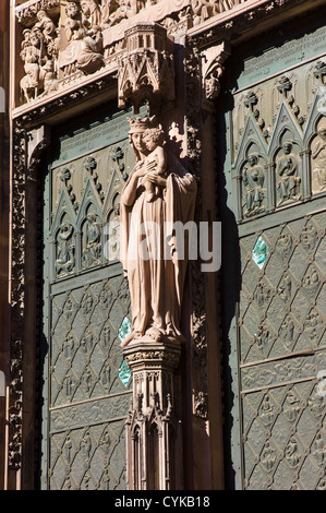 Straßburg, gotische Kathedrale Notre-Dame aus dem 14. Jahrhundert, Hauptportal, Jungfrau Maria mit Kind Statue, Elsass, Frankreich, Europa, Stockfoto