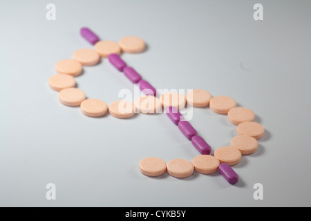 Pillen in ein Dollarzeichen angeordnet Stockfoto