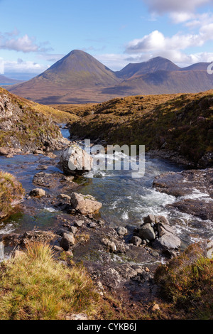 Allt Dearg Mor Fluss mit Glamaig in Rot Cuillin Berge in der Ferne, Sligachan, Isle Of Skye, Schottland, UK Stockfoto