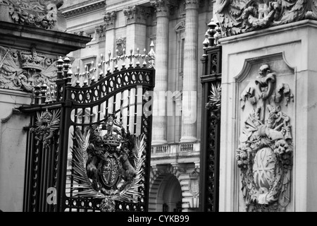 Offene Tore vor Buckingham Palace Stockfoto