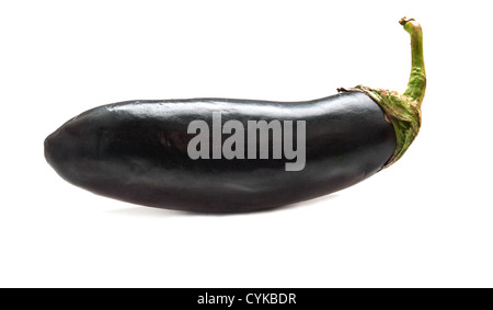 Frische Auberginen, isoliert auf weiss Stockfoto