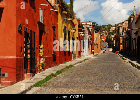 Mexiko, San Miguel de Allende, Blick auf eine Straße, der Glockenturm von La Parroquia Kirche von St. Michael der Erzengel Stockfoto