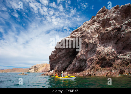 Isla Carmen, Sea of Cortez, Baja, Mexiko. Meer Kajakfahrer im Zweier-Kajak am Punta Perico, Isla Carmen, Baja, MX. (MR) Stockfoto