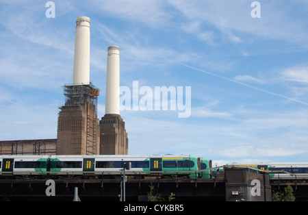 Battersea Power Station und s-Bahnen in London, England Stockfoto