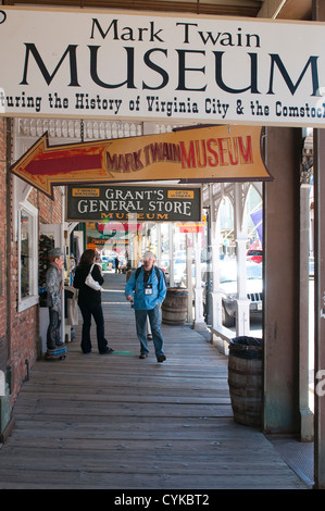 USA, Nevada. Mark Twain Museum Bürgersteig in historischen Virginia CIty, Nevada. Stockfoto