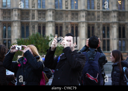 Menschen, die das Fotografieren in der Nähe der Houses of Parliament in London Stockfoto