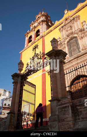 Nordamerika, Mexiko, Guanajuato, Frau zu Fuß unter Tor der Kathedrale von Guanajuato. UNESCO-Weltkulturerbe. Stockfoto