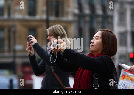 Zwei Frauen fotografieren (am Trafalgar Square) Stockfoto