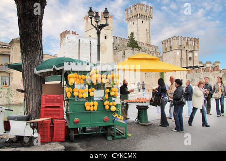 Marktstand mit Zitronen in Sirmione am Gardasee Stockfoto