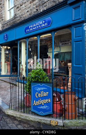 Keller, Antiquitäten, Hauptstraße, Hawes, Wensleydale, North Yorkshire Dales, Richmondshire, UK Stockfoto