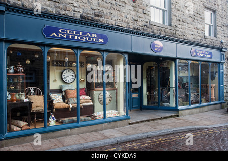 Keller, Antiquitäten, Hauptstraße, Hawes, Wensleydale, North Yorkshire Dales, Richmondshire, UK Stockfoto