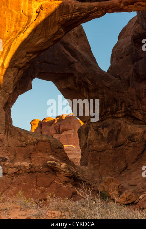 Doppelbogen bei Sonnenaufgang im Arches National Park Stockfoto