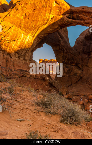 Doppelbogen bei Sonnenaufgang im Arches National Park Stockfoto