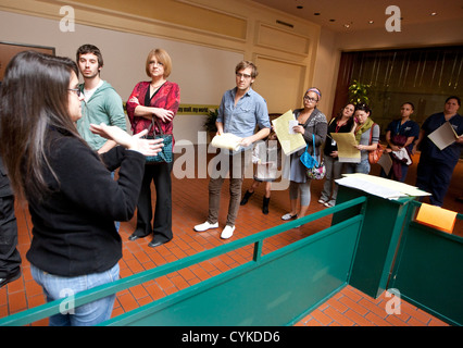 6. November 2012 Austin, Texas: Wähler in der Schlange stehen und warten darauf, ihre Stimme im Travis County Texas Stimmzettel zu überprüfen. Stockfoto