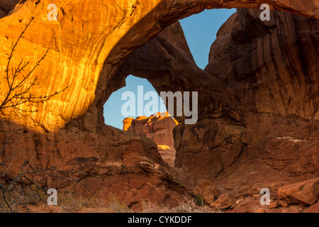 Doppelbogen bei Sonnenaufgang im Arches National Park Stockfoto