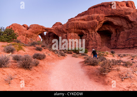 Vor der Morgendämmerung zeigt das Licht Details des Double Arch im Arches National Park in Utah. Stockfoto