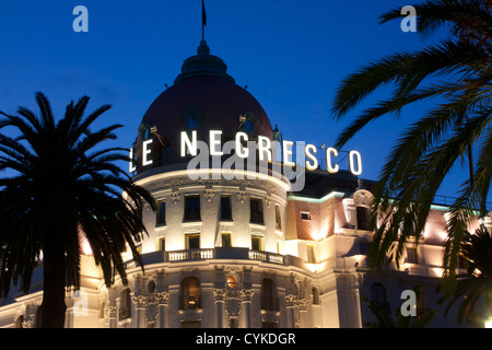 Hotel Le Negresco und Palmen Bäume in der Nacht Masséna Nizza Cote d ' Azur Alpes-Maritimes Provence Frankreich Stockfoto