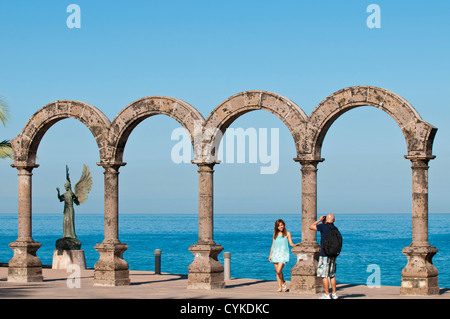 Mexiko, Puerto Vallarta. Los Arcos und Angel of Hope und Bote des Friedens Skulptur auf dem Malecon, Puerto Vallarta, Mexiko. Stockfoto