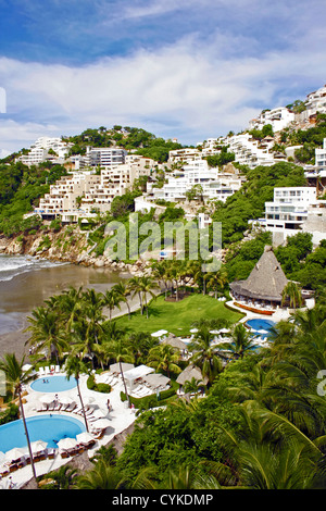 Acapulco, Mexiko, Guerrero, Resorts, Häuser, Villen und Hotels säumen die Hügeln entlang der Strand von Acapulco Stockfoto