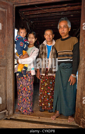 Myanmar, Burma. Familie der Intha Volksgruppe, Inle-See, Shan-Staat. Die Mutter trägt auf ihrem Gesicht, ein Sonnenschutzmittel Thanaka einfügen. Stockfoto