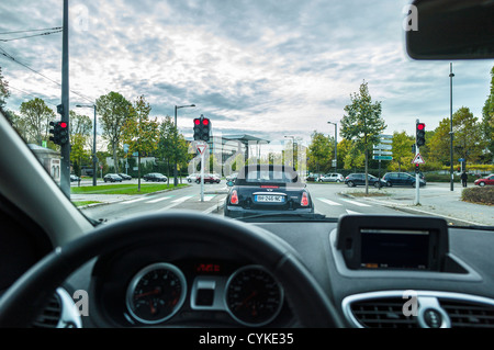 Blick des Fahrers von innen während der Fahrt in Straßburg, Elsass, Frankreich, Europa Stockfoto