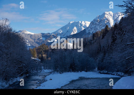 Schatten in das Tal und die Berge in der Sonne Stockfoto
