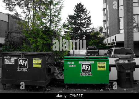 Selektive Farbe grün Reycycling Müllcontainer in Vancouver, British Columbia, Kanada Stockfoto