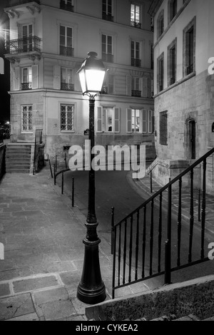 Beleuchtete Seitenstraße in Paris, Ile de France, Frankreich Stockfoto