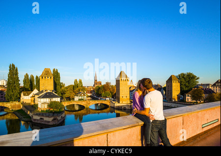 Junges Paar küssen, Vauban dam Terrasse, Brücke Ponts Couverts und Kathedrale, La Petite France, Straßburg, Elsass, Frankreich Stockfoto