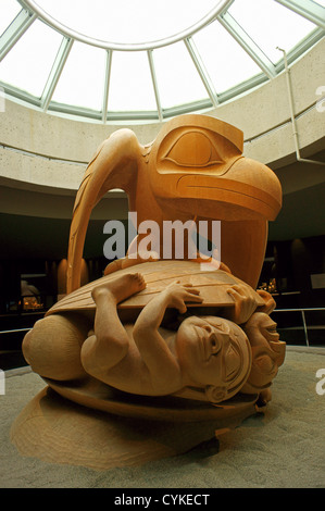 Der Rabe und die ersten Männer-Skulptur von Bill Reid, Museum of Anthropology (MOA), Vancouver, BC, Kanada Stockfoto