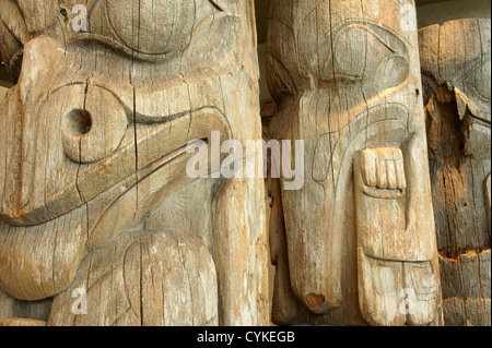 Haida Haus frontal Totempfähle im Museum für Anthropologie (MOA), Vancouver, BC, Kanada Stockfoto