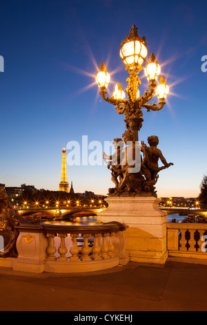 Reich verzierte Laterne vom Pont Alexandre III mit Fluss Seine und Eiffelturm über Paris Frankreich Stockfoto