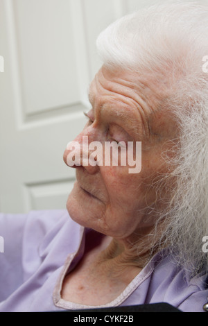 ältere Dame in ihre neunziger Jahre leiden an Demenz Stockfoto