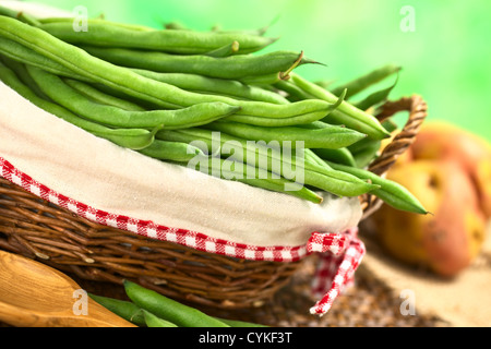 Frischen rohen grünen Bohnen in Korb (selektiven Fokus, Fokus auf die Bohnen in der Front in den Korb) Stockfoto