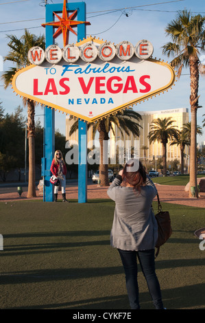 Fotografieren auf der weltberühmten willkommen Fabulous Las Vegas Sign, Las Vegas, Nevada. Stockfoto