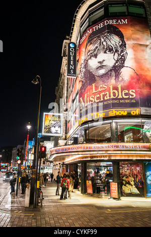 LONDON, UK - NOVEMBER 05: The Queen Theater Ecke in Shaftesbury Avenue in der Nacht. Allgemein bekannt als West End, ist der Bereich Stockfoto