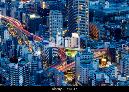 Blick von der Spitze des Roppongi Hills Mori Tower auf der Aussichtsplattform über die Metropolitan Expressway Nr. 2 Meguro Route Tokio (Shuto Null Dōro Kabushiki-Kaisha) und der Tokyo Tower (Tōkyō Tawā) Stockfoto